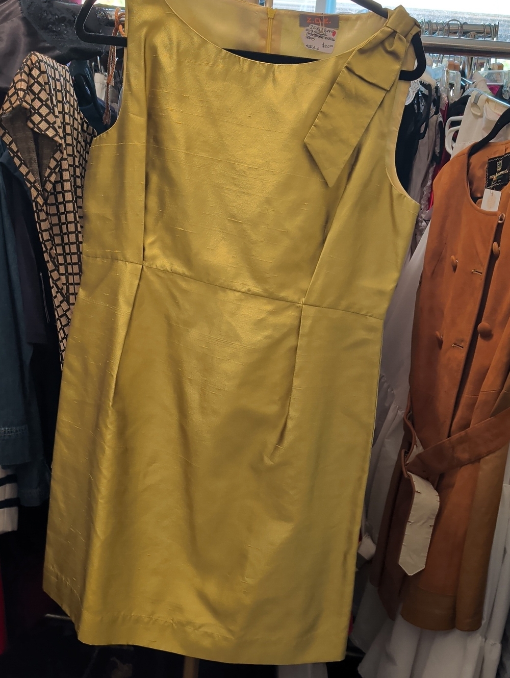 Elegant Sleeveless Yellow Sheath Dress with Bow Detail